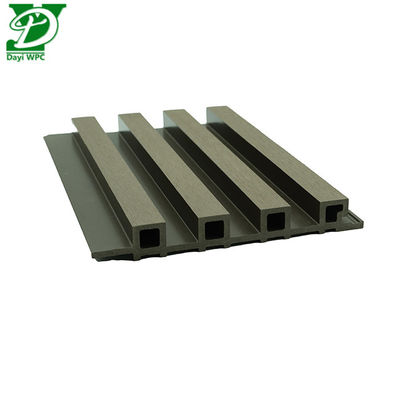 แผงผนังภายนอก WPC ทนต่อรังสียูวี กันความชื้น ผิวหน้าแบบร่องทันสมัย สำหรับการหุ้มผนังคอมโพสิต